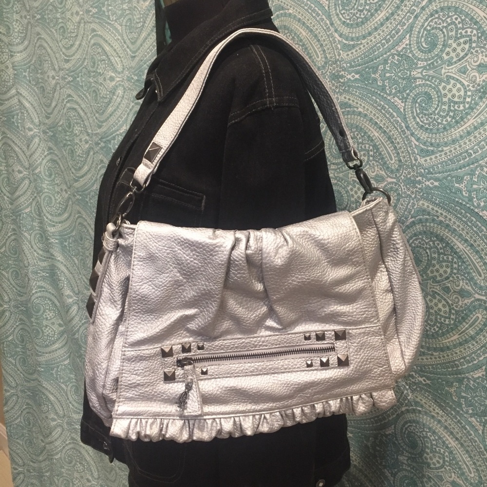 NWOT TRENDY SILVER PEBBLED BAG